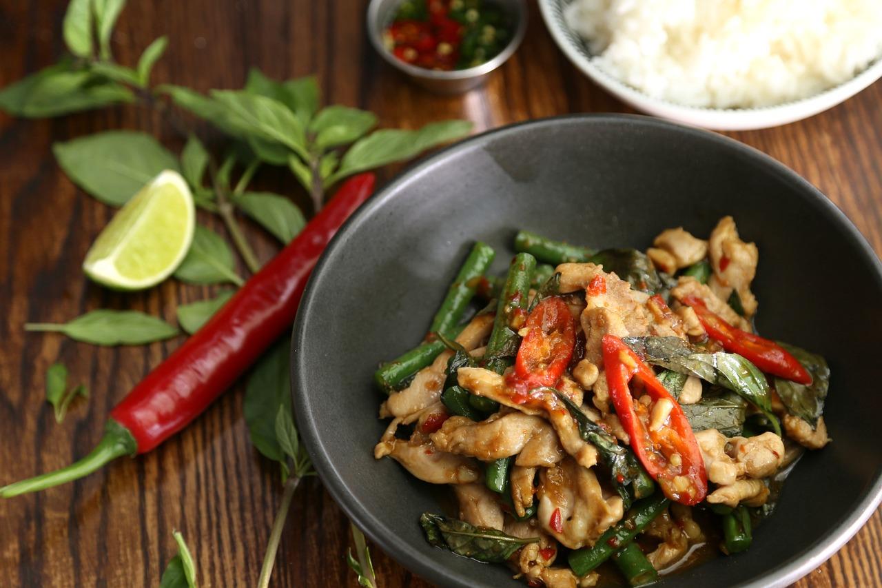 Thais eten wordt op tafel gezet, versierd met Thaise kruiden in Rotterdam