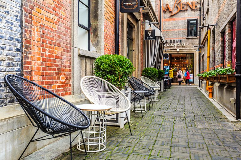 Een klein steegje met tafels langs de weg in Rotterdam